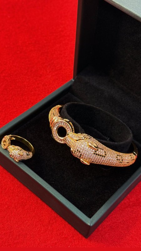 ثعبان مرصع بالكريستال