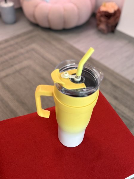 كوب حراري كبير السعة مع مقبض وماصة.