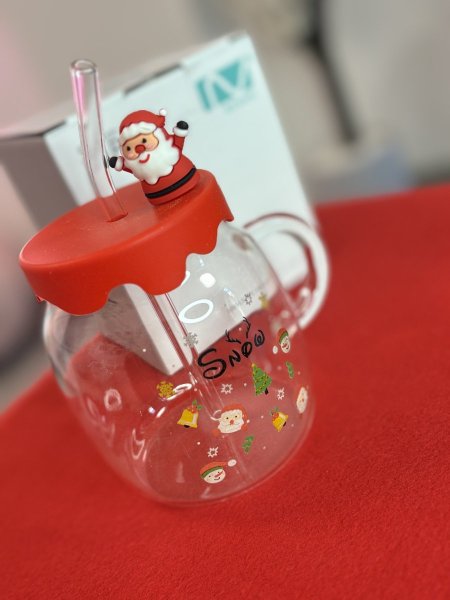 كوب زجاجي شفاف بتصميم عيد الميلاد.