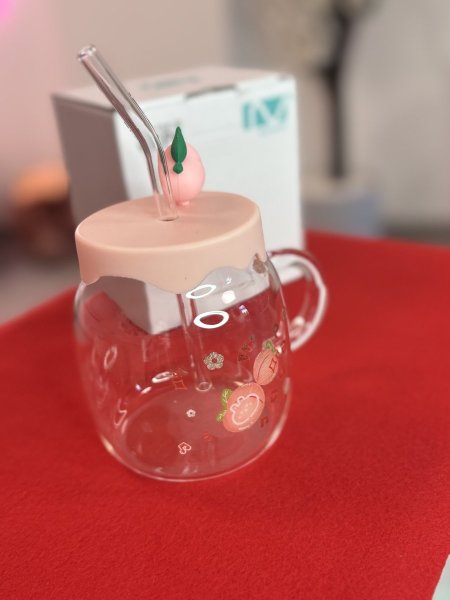 كوب زجاجي لطيف بتصميم الخوخ