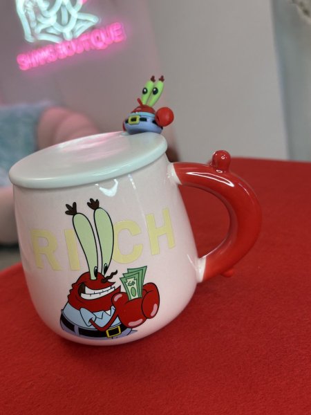 كوب قهوة سيراميك بوضعية مستر سلطع من سبونج بوب.