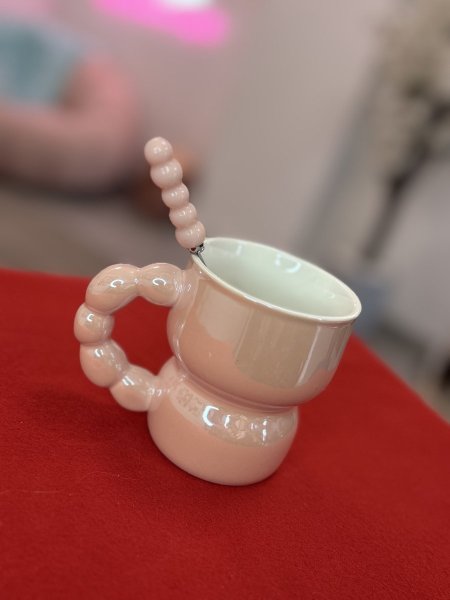 مصممة بألوان الباستيل الناعمة.