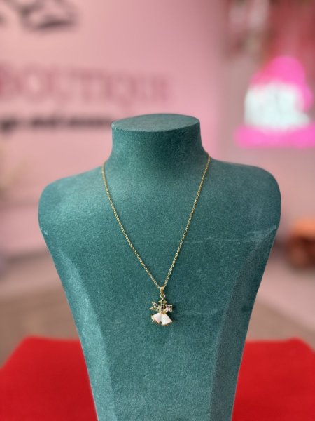 عقد ذهبي بقلادة مزينة بأحجار ملونة.