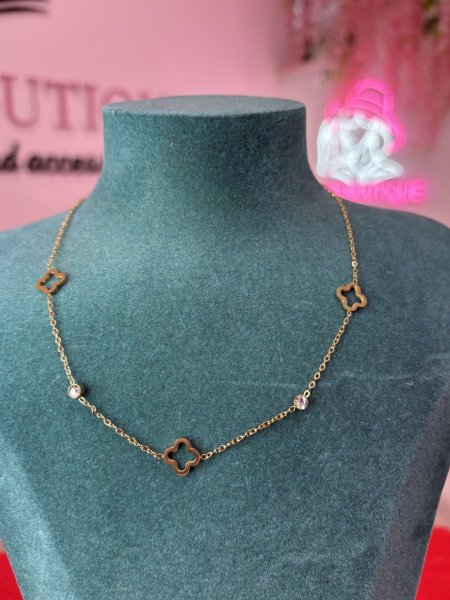 عقد ذهبي بتصميم زهرة البرسيم مرصع بحجر ألماس.