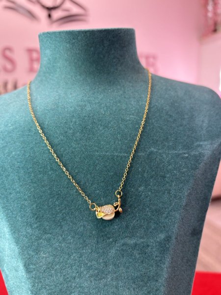 عقد ذهبي اللون مع قلادة على شكل حوت مرصعة بالزركون واللؤلؤ.