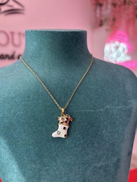 بقلادة على شكل جوارب عيد الميلاد