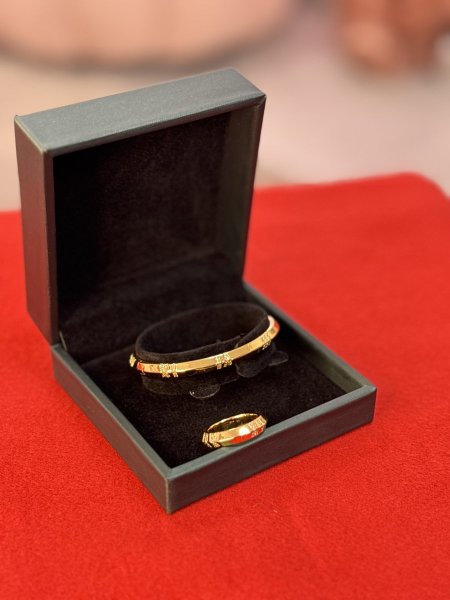 سوار وخاتم ذهبيان.