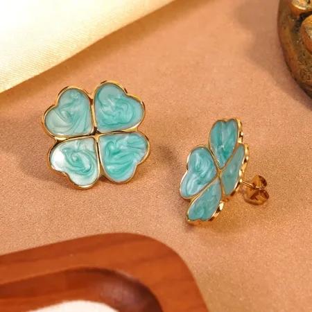 زهرة البرسيم مطلية بالذهب.