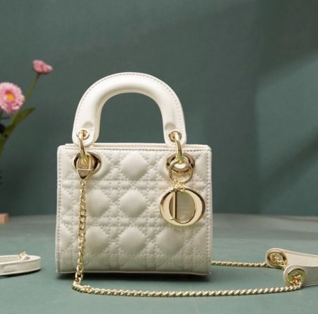 ميني ليدي ديور" (Mini Lady Dior).