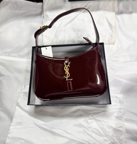 حقيبة يد من سان لوران (YSL) بلون عنابي لامع