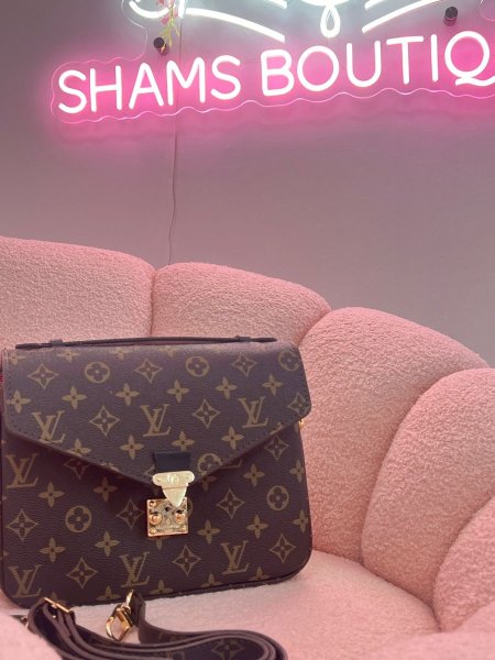 لويس فويتون (Louis Vuitton).