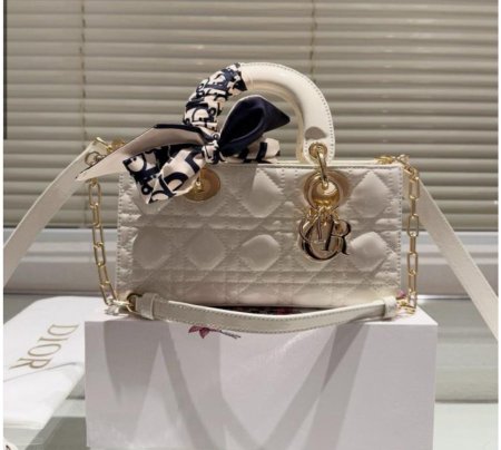 Lady Dior D Joy باللون الأبيض.