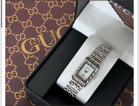 ساعة Gucci نسائية بالفضي ارضية ابيض