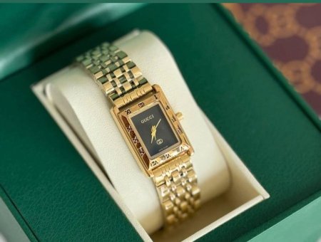 ساعة Gucci نسائية بالذهبي ارضية أسود