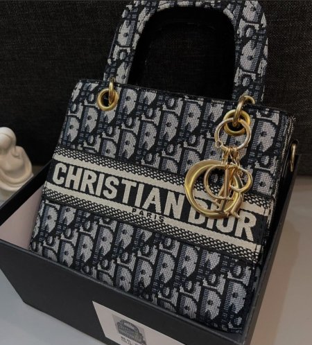 حقيبة Dior مع علبة 💙