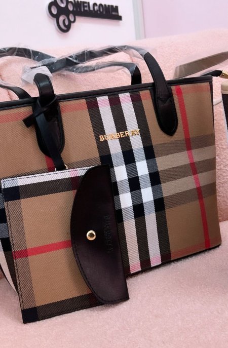 حقيبة يد من بربري (Burberry). باللون الأسود 🖤🍒