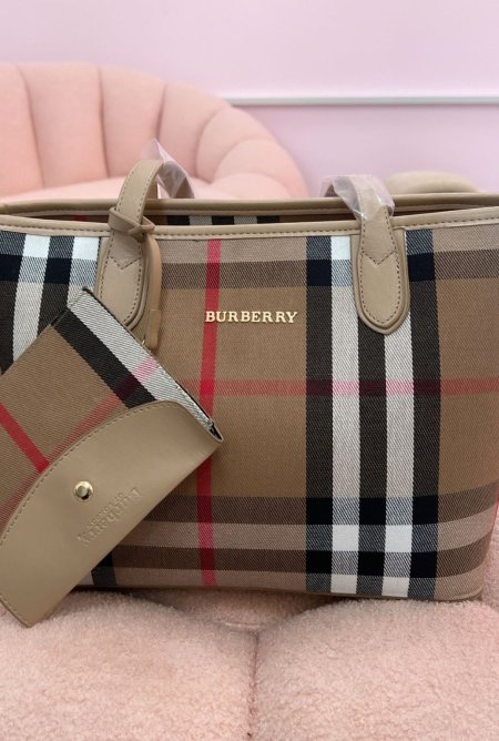 حقيبة يد من بربري (Burberry). باللون لبيج  👜