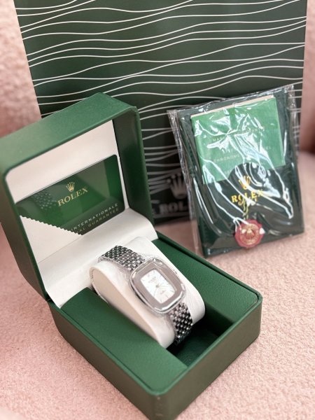 ‏ساعة يد من رولكس ⌚️ <br> <span class='text-color-warm'>بيعت كلها</span>