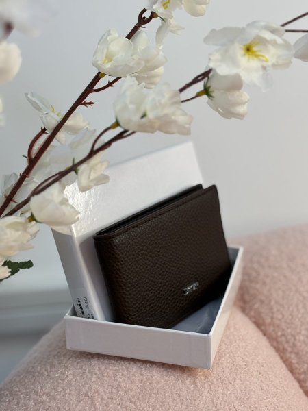 محفظة من ديور .