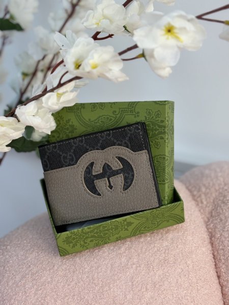 محفظة من غوتشي .