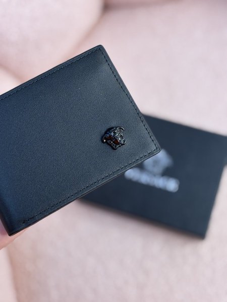 محفظة من فيرساتشي.