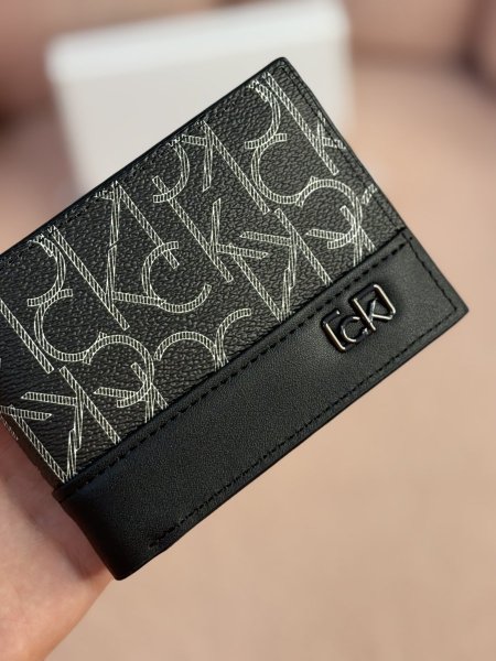 محفظة كالفين كلاين..
