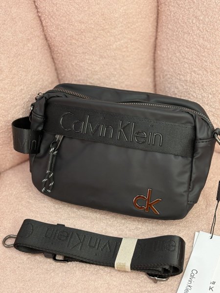 حقيبة كروسبودي من كالفن كلاين