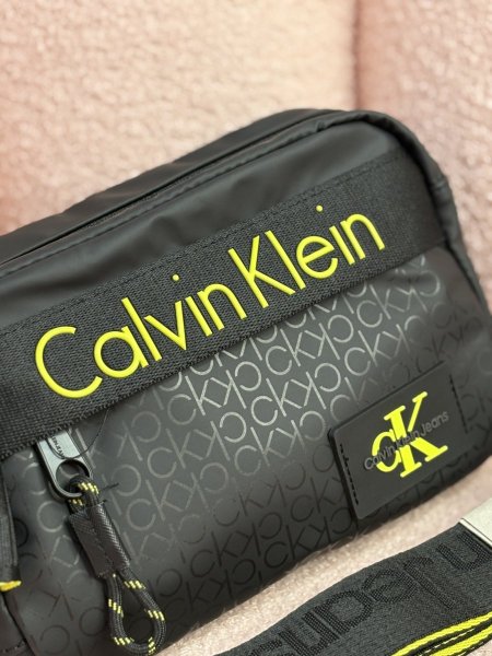 حقيبة كروسبودي من كالفن كلاين💛