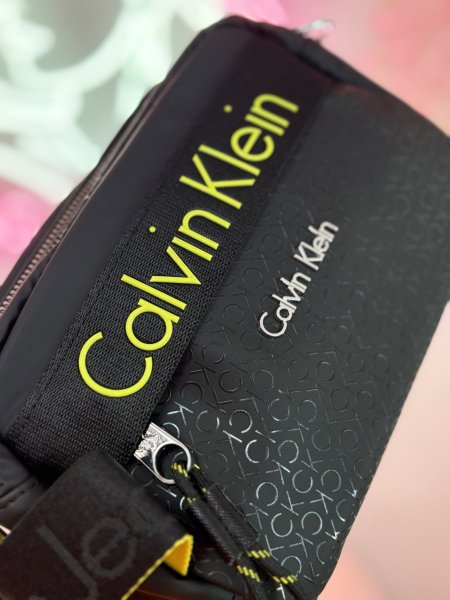 حقيبة كروسبودي من كالفن كلاين💛