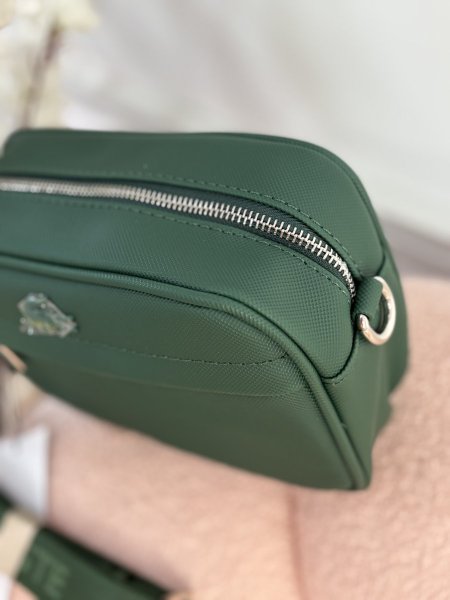 حقيبة كروس بودي من لاكوست باللون الأخضر الداكن💚