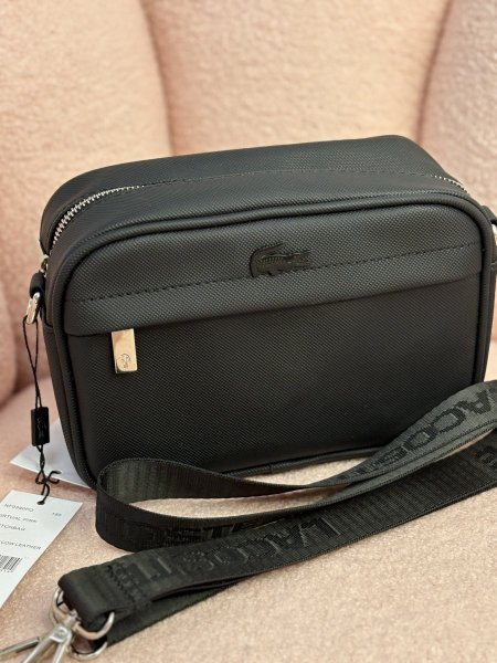 حقيبة كتف كروس رجالية من لاكوست باللون الأسود🖤