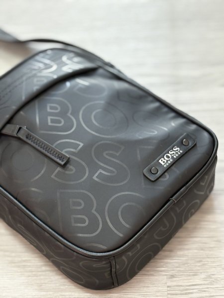 حقيبة كروسبودي سوداء من هوغو بوس