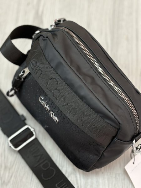 الحقيبة الظاهرة في الصورة هي حقيبة كروس من كالفن كلاين