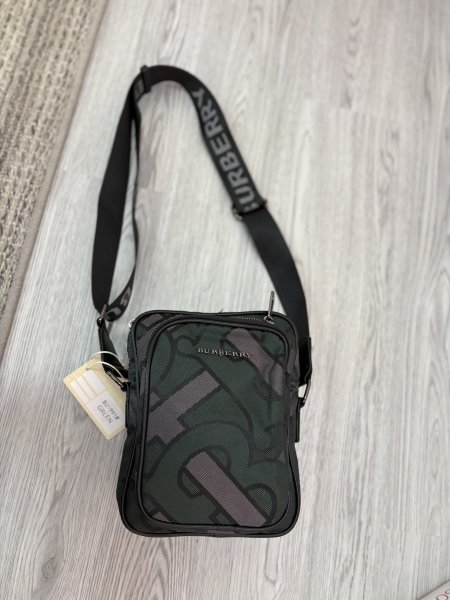 الصورة حقيبة كروس بودي من بربري