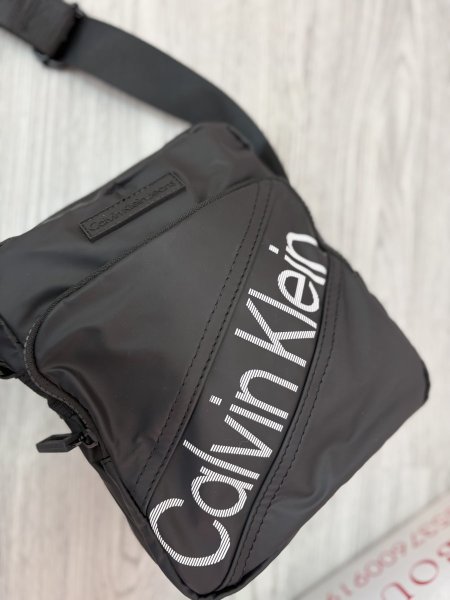 حقيبة كتف سوداء اللون من ماركة كالفن كلاين