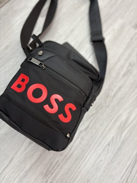 حقيبة ماسنجر سوداء اللون من ماركة BOSS
