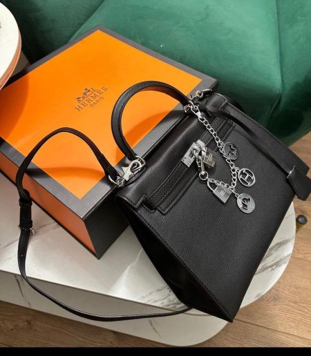حقيبة هيرميس كيلي (Hermès Kelly) باللون الأسود.