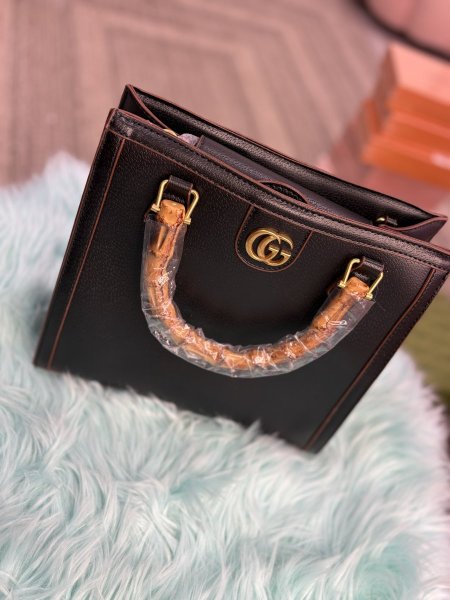 هو حقيبة يد نسائية من ماركة "جوتشي"