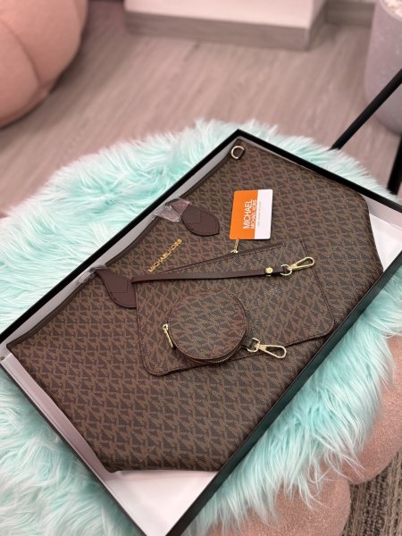 حقيبة يد نسائية من ماركة مايكل كورس (Michael Kors).