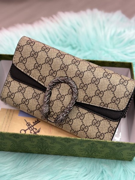 حقيبة كتف صغيرة من طراز "Dionysus GG Supreme" من غوتشي.