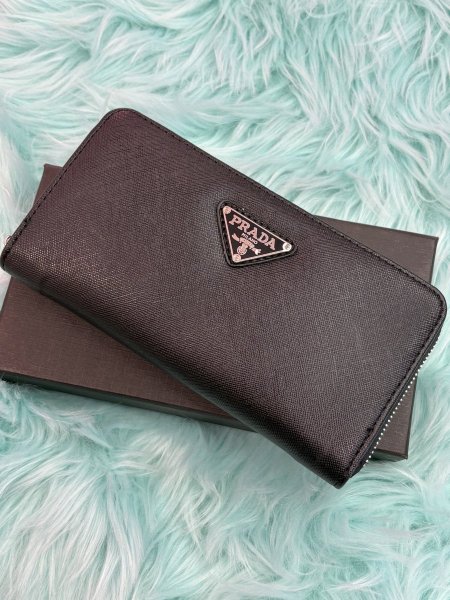 (محفظة يد) من ماركة برادا (Prada).