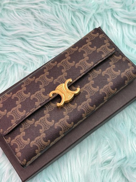 محفظة نسائية من ماركة سيلين