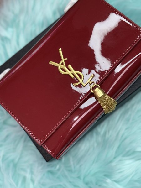 حقيبة يد من YSL باللون الأحمر الداكن ❤️👜