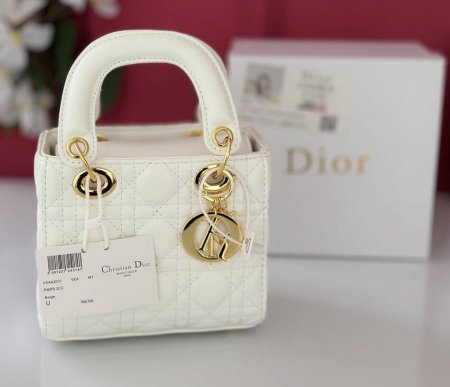 ميني ليدي ديور" (Mini Lady Dior).