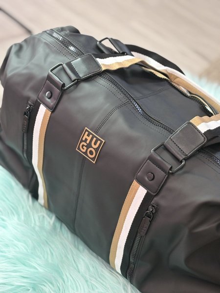 دوفل) سوداء من علامة HUGO