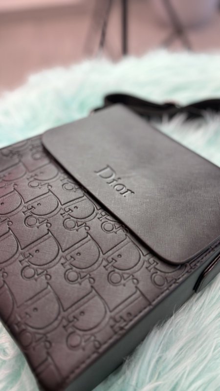 حقيبة كتف سوداء تحمل علامة "Dior"