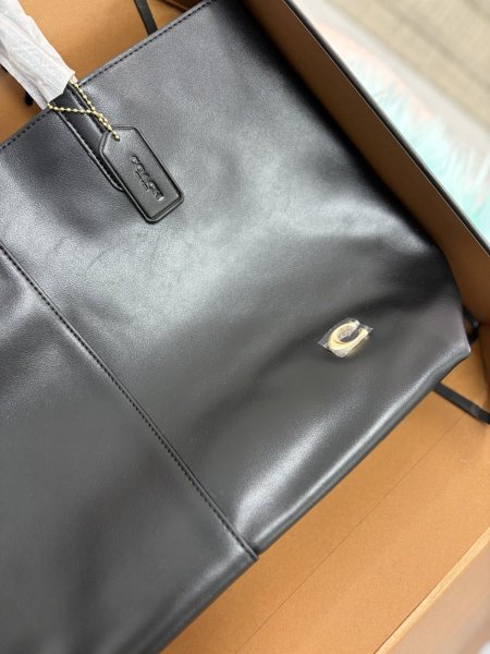 حقيبة توت جلدية من كوتش باللون الأسود