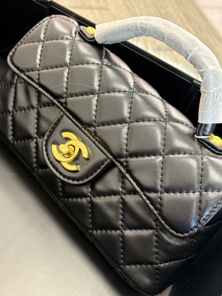 حقيبة يد من شانيل باللون الأسود 🤍