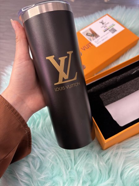 كوب حافظ للحرارة (تَمبلر) من لويس فويتون. <br> <span class='text-color-warm'>بيعت كلها</span>