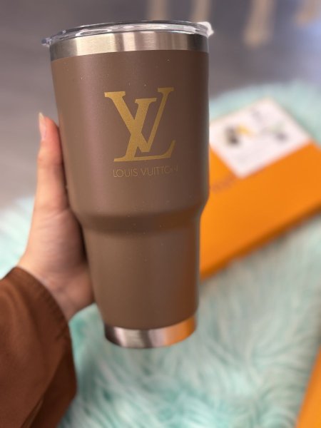 كوب من لويس فيتون <br> <span class='text-color-warm'>بيعت كلها</span>